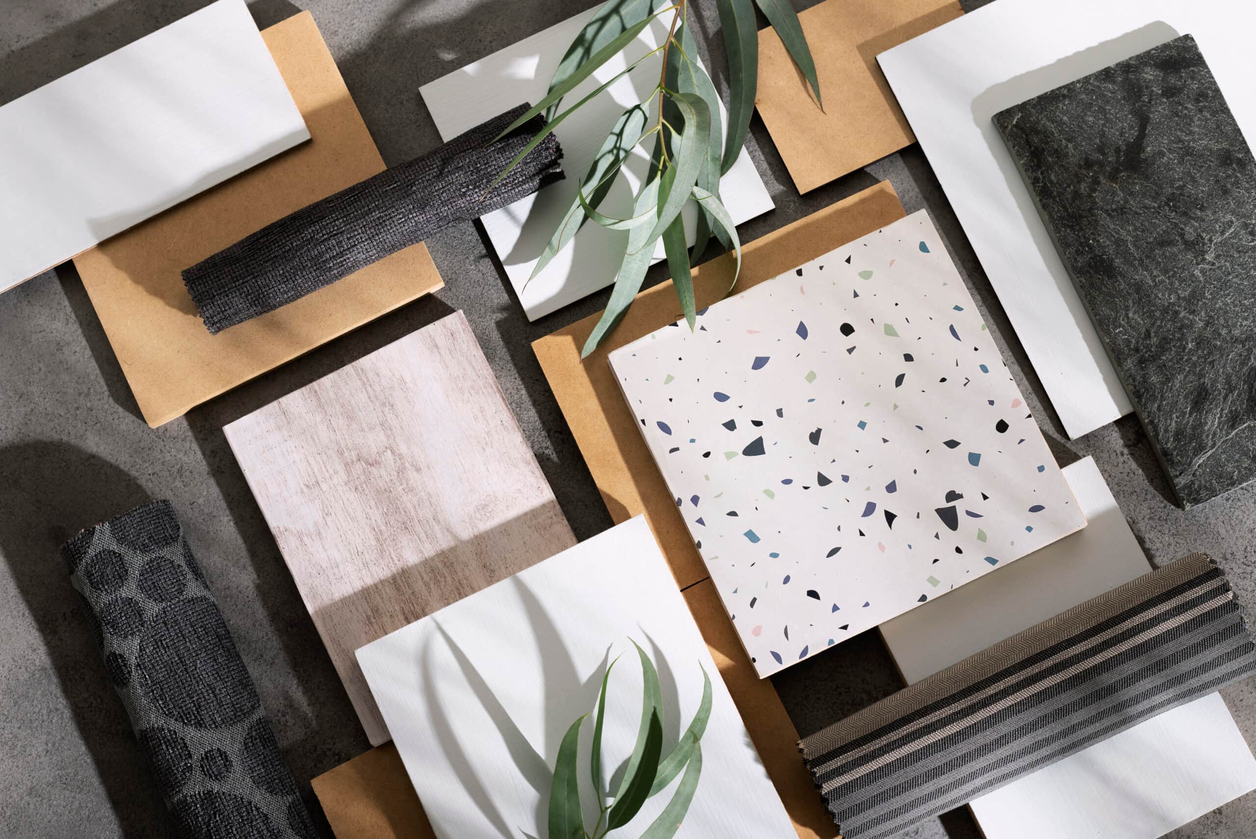 Yan yana dizilmiş fayans, terrazzo, taş, ahşap ve kumaş numuneleri